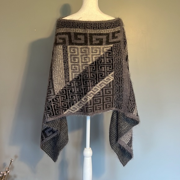 Boutique Gray and Tan Poncho, One Size - Picture 3 of 6